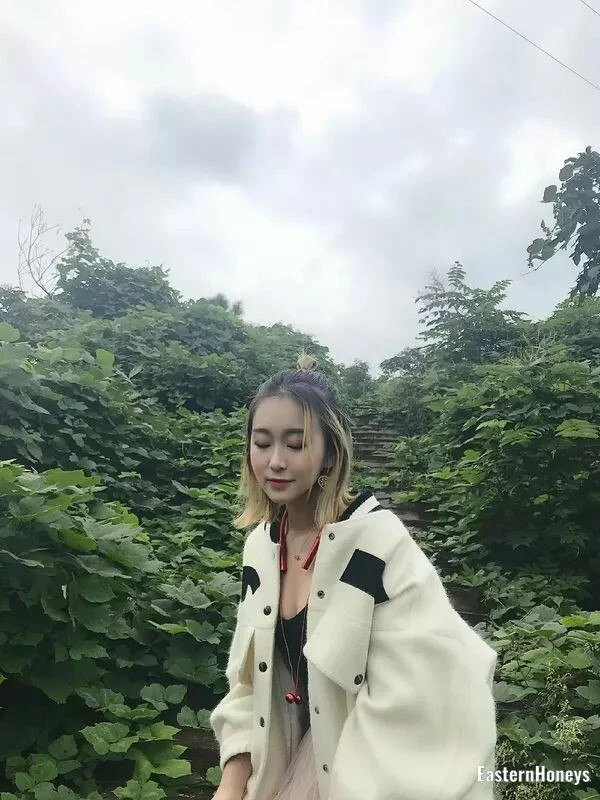 Lily Profile image 3
